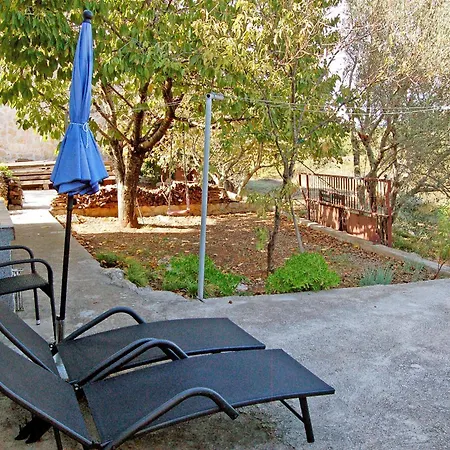 Semesterbostad House Pansy Pašman